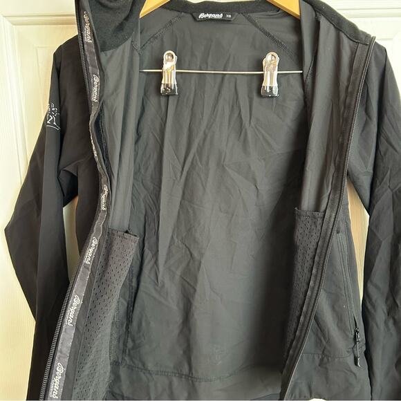 Bergans of Norway 143 Microlight Women’s Jacket in Black - Picture 5 of 7